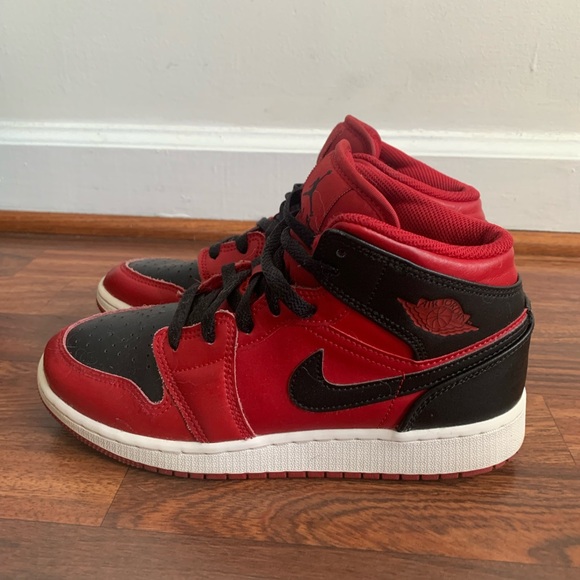 Air Jordan 1 Mid Reverse Bred 554725 660 GS Size 5.5Y Fits Women 7 - Picture 2 of 6